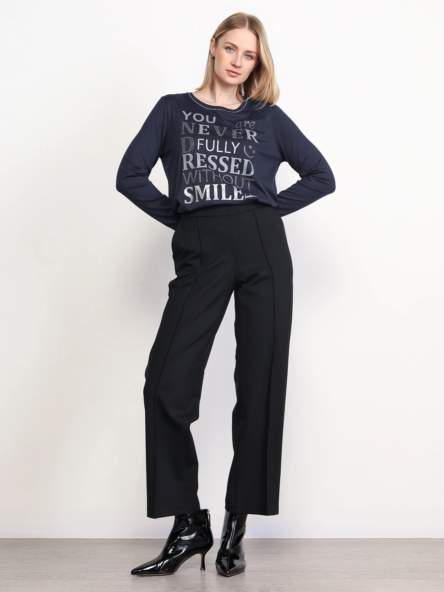 Футболка темно-синего цвета со стразами из смесового хлопка